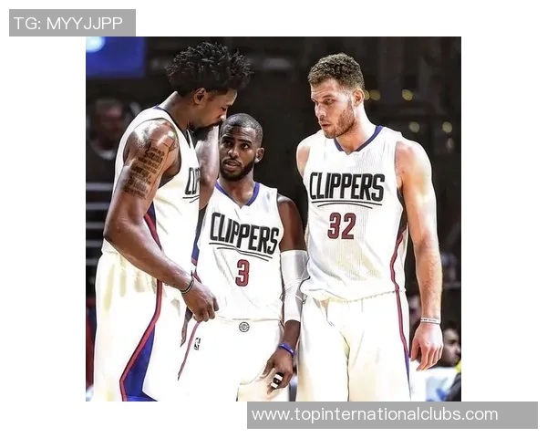 克里斯保罗的篮球传奇之路与职业生涯的辉煌成就探讨 克里斯保罗的篮球传奇之路与职业生涯的辉煌成就探讨