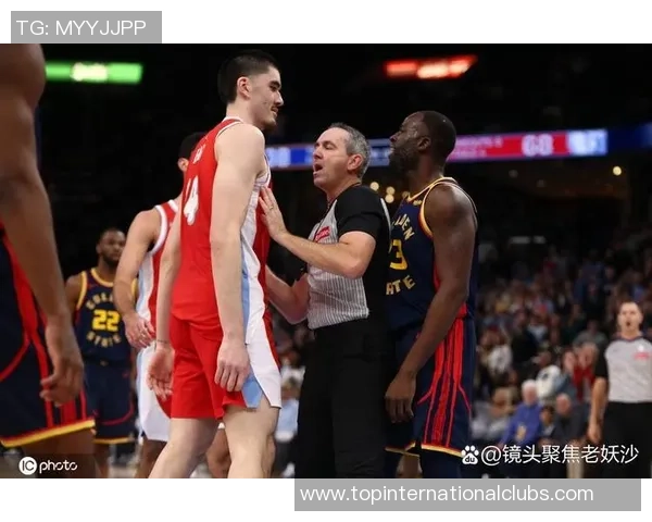 勇士与灰熊激战12月31日NBA赛场精彩对决引发球迷热议 勇士与灰熊激战12月31日NBA赛场精彩对决引发球迷热议