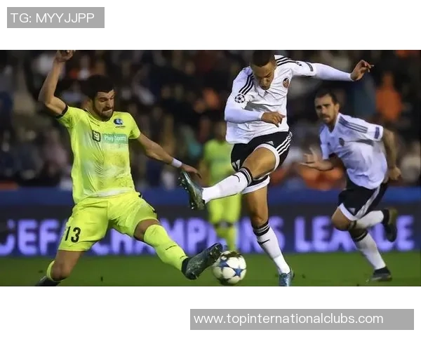 基普迪纳摩与阿尔克的精彩对决揭示足球战术与团队合作的魅力